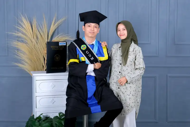 Foto wisuda di Studio Kuningan Ajid - mahasiswa dengan toga